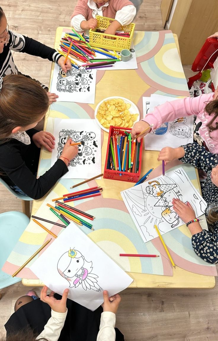 Grupo de crianças colorindo desenhos na mesa