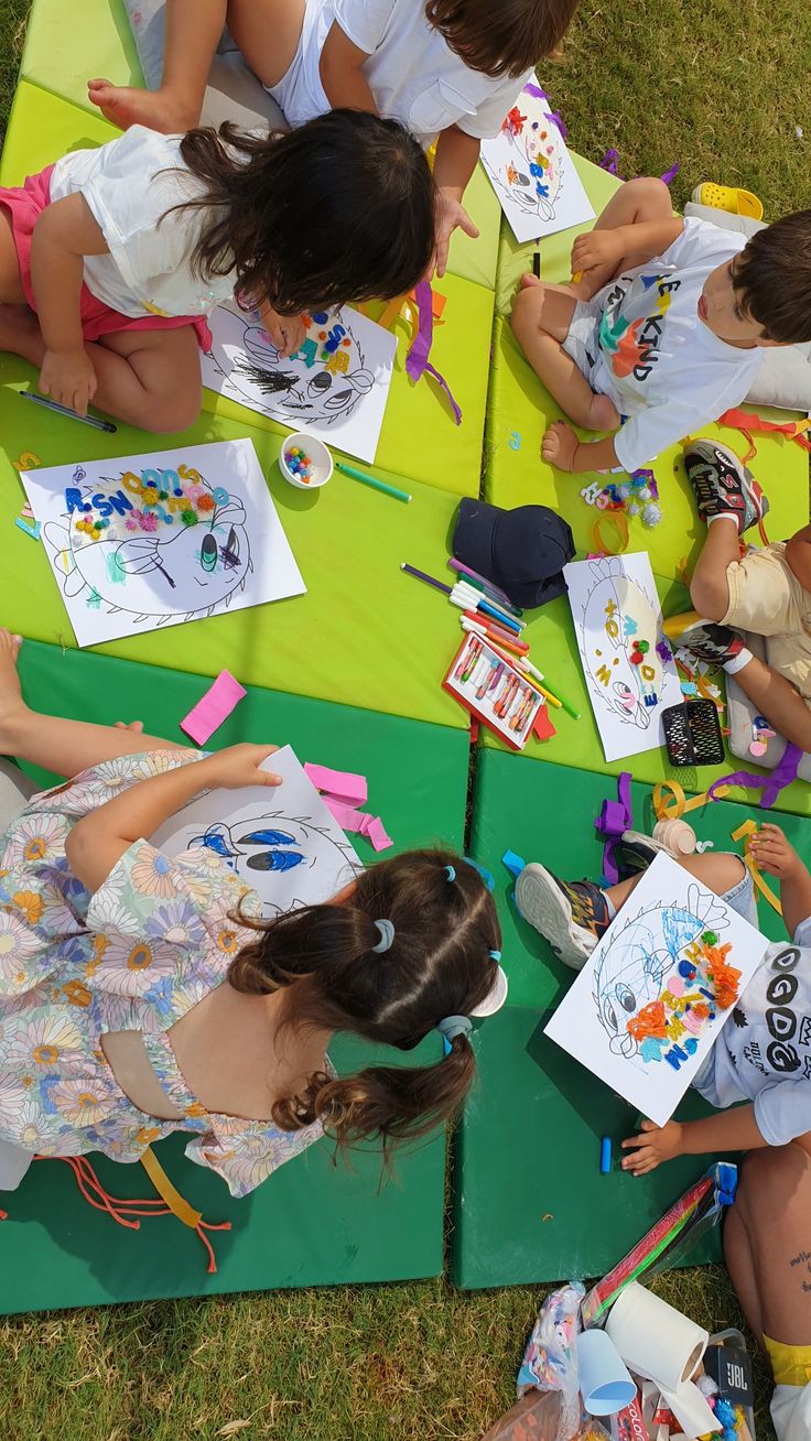 Crianças desenhando e colorindo ao ar livre