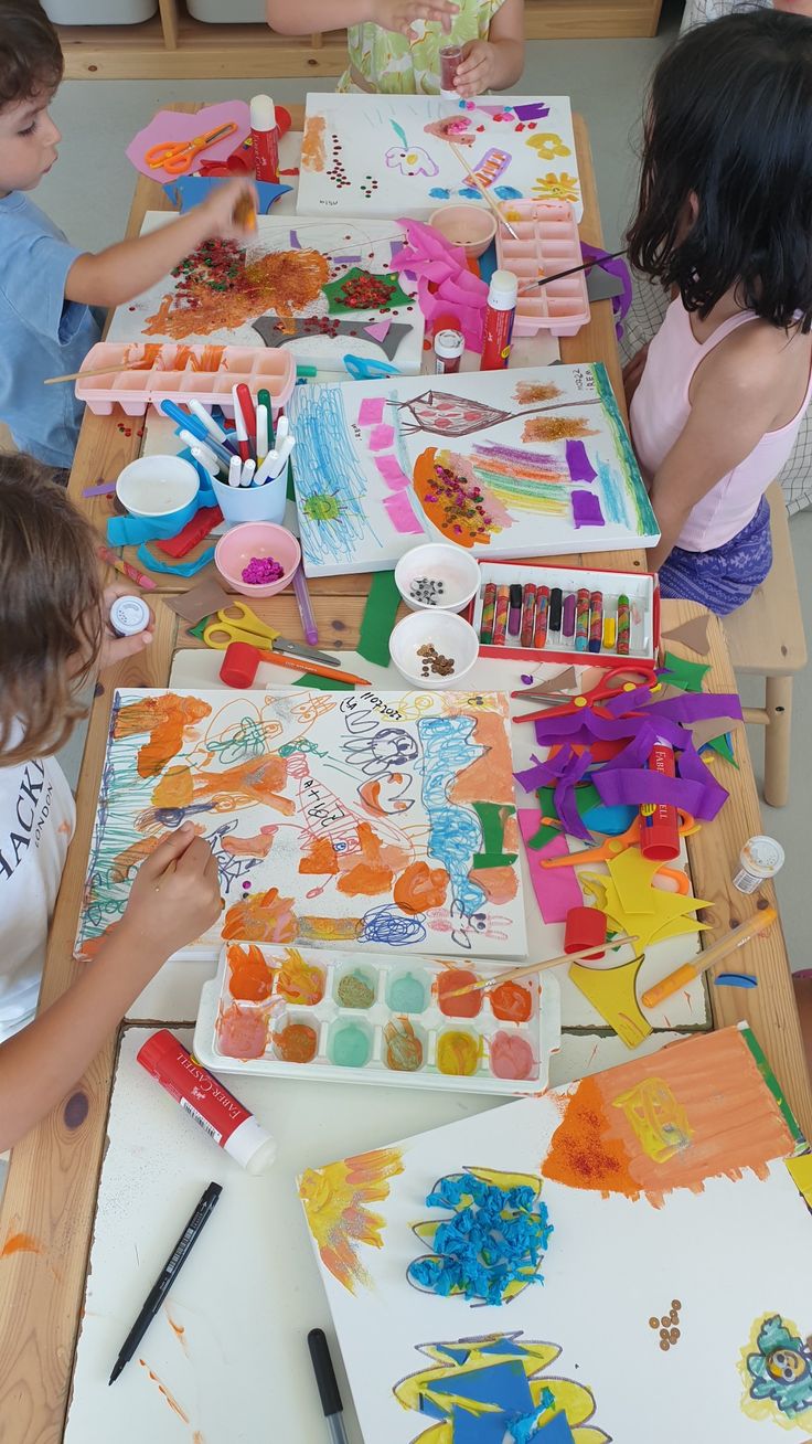 Crianças criando desenhos coloridos juntas