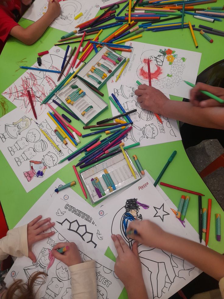 Crianças colorindo desenhos com lápis de cor