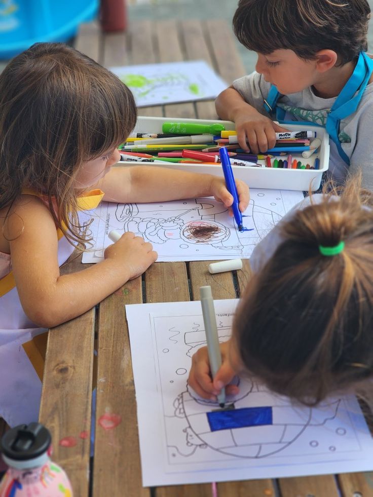 Crianças colorindo desenhos juntas